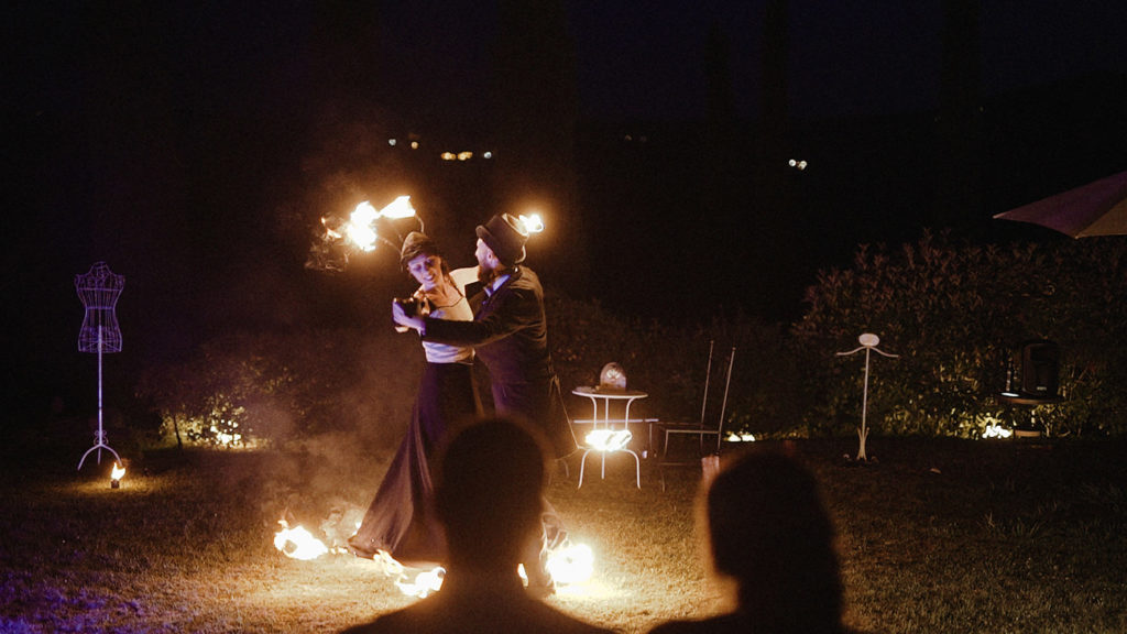 Destination wedding from New Zealand to Umbria: Fire show by Creme & Brulè