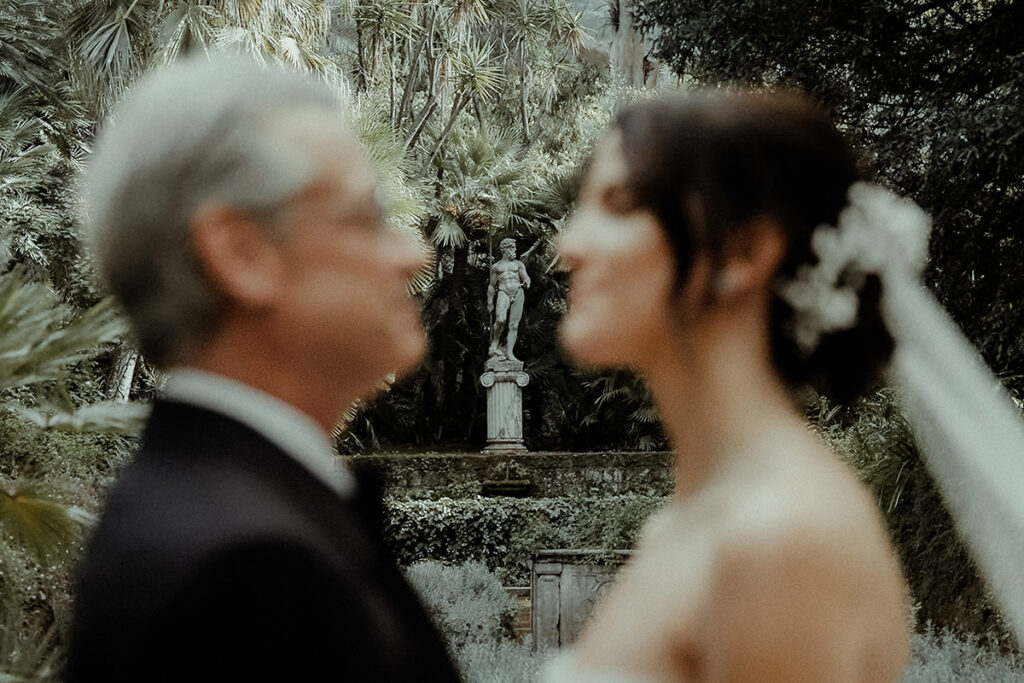 Wedding couple in the garden of Villa Astor in Sorrento