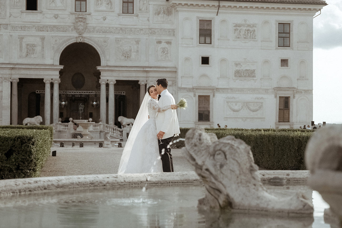 Couple kissing for their destination wedding in Rome Villa Medici