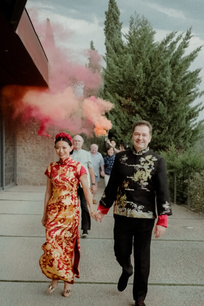A Chinese Wedding couple's entrance filmed by a Spanish Wedding Videographer